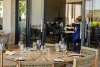 een houten tafel met wijnglazen en servetten erop bij Azure Retreat in Hermanus