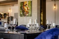 een tafel met wijnglazen in een restaurant bij Azure Retreat in Hermanus
