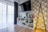 Televízia a/alebo spoločenská miestnosť v ubytovaní Trevilles Apartamenty - Green Hills