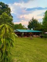 Laguna Lodge El Zarzal في فالي ديه أنجيليس: مبنى بسقف ازرق في الميدان