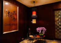 上海San Want Hotel Shanghai的房间里有一张桌子，桌子上放着一瓶花。