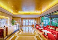 上海San Want Hotel Shanghai的客厅设有红色的沙发和窗户。