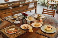 チャングーにあるKropak Cangguの食べ物の皿が置かれた木製のテーブル