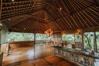 チャングーにあるKropak Cangguの木製の天井が備わるウッドフロアの広い客室です。