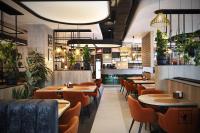 ein Restaurant mit Tischen, Stühlen und Pflanzen in der Unterkunft Rio - Apartament Plaza Tower - Targi Kielce - Faktura VAT- INVOICE - Air Condition in Kielce