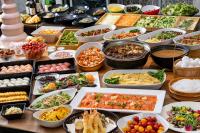 草津町にある草津温泉　大東舘の多彩な料理を盛り付けたテーブル