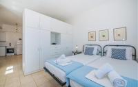 Posteľ alebo postele v izbe v ubytovaní Stunning Home In Ampela, Syros