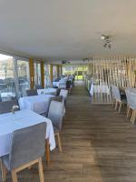 Fotografie z fotogalerie ubytování Gasthof mit Seeterasse & Appartements Zur Landeroith v destinaci Weyregg