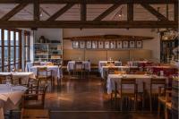 Un comedor con mesas y sillas blancas. en Norsminde Kro, en Odder