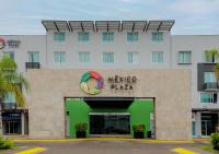 un edificio de hotel con un cartel que dice plaza de México en Hotel México Plaza Irapuato, en Irapuato