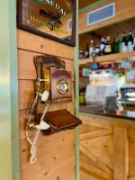 un telefono sul muro di un negozio di La Locanda a Livigno