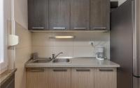Kuchnia lub aneks kuchenny w obiekcie Lovely Apartment In Njivice With Wifi