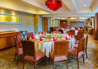 上海San Want Hotel Shanghai的会议室,长桌子上摆放着红色餐巾