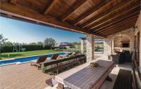 Bazén v ubytování Holiday Home Ulica 1, Maj Ii nebo v jeho okolí