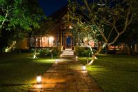 un camino que conduce a una casa por la noche con luces en Cape Weligama - Relais and Chateaux, en Weligama