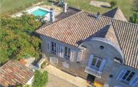 Bazén v ubytovaní Nice Home In Saint-Christoly-De-Blaye alebo v jeho blízkosti