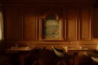 um restaurante com duas mesas e uma foto na parede em Hotel Auerhahn em Schluchsee