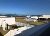 vistas al océano desde el balcón de una casa en House of 2 Oceans, en Agulhas