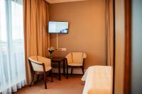Televízia a/alebo spoločenská miestnosť v ubytovaní Hotel Kuracyjny Spa & Wellness