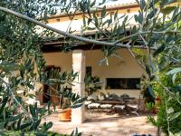 A garden outside Holiday Home Rêve d'Or by Interhome