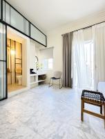 una gran sala de estar con una gran ventana en OIKO MINI SUITES, en Ermoupoli