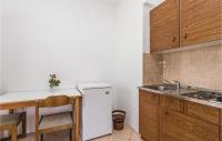 Kuchyň nebo kuchyňský kout v ubytování Cozy Apartment In Mandre With Wifi