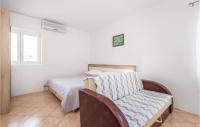 Postel nebo postele na pokoji v ubytování Cozy Apartment In Mandre With Wifi