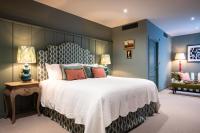 Un dormitorio con una cama grande con un cabecero grande. en The Coat and Bear - A Heartwood Inn, en Newbury