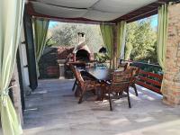 Patio lub wspólna przestrzeń na świeżym powietrzu w obiekcie The Forest House Krk 1