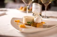 een bord eten op tafel met wijnglazen bij Vinarosa Resort & Spa in Santa Rosa