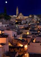 una vista de una ciudad de noche en l&#39;angolo di Frima, en Matera