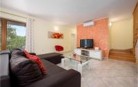 Telewizja i/lub zestaw kina domowego w obiekcie Three-Bedroom Holiday Home In Tinjan