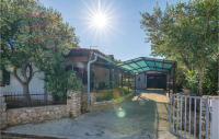 Bazén v ubytování Holiday Home Privlaka Put Grzanove Punte nebo v jeho okolí