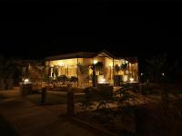 uma casa iluminada à noite com luzes em Meladin Sariska em Tehla