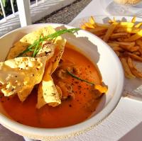 un tazón de sopa con un plato de papas fritas en Historica Casa Juan, en Mogán