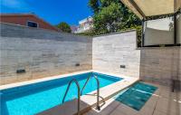Bazén v ubytovaní Cozy Apartment In Crikvenica With Wifi alebo v jeho blízkosti