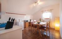 Kuchyňa alebo kuchynka v ubytovaní 2 Bedroom Beautiful Apartment In Rovinj