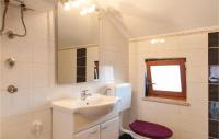 Kúpeľňa v ubytovaní 2 Bedroom Beautiful Apartment In Rovinj