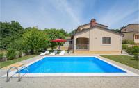 Basen w obiekcie Three-Bedroom Holiday Home In Tinjan lub w pobliżu