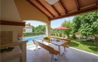 Basen w obiekcie Three-Bedroom Holiday Home In Tinjan lub w pobliżu
