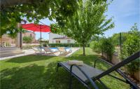 Ogród w obiekcie Three-Bedroom Holiday Home In Tinjan