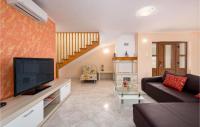 Telewizja i/lub zestaw kina domowego w obiekcie Three-Bedroom Holiday Home In Tinjan