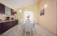 Kuchnia lub aneks kuchenny w obiekcie Three-Bedroom Holiday Home In Tinjan