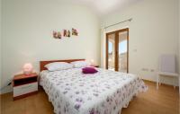 Łóżko lub łóżka w pokoju w obiekcie Three-Bedroom Holiday Home In Tinjan