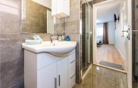 Kúpeľňa v ubytovaní Four-Bedroom Holiday Home In Sibenik