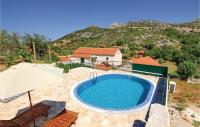 Bazén v ubytování Holiday Home Podorah I nebo v jeho okolí