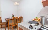 Plán poschodí v ubytovaní Beautiful Apartment In Njivice With Kitchen