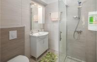 Kúpeľňa v ubytovaní 3 Bedroom Lovely Home In Porec