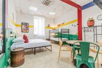 Un dormitorio con dos camas y una mesa y sillas. en Game Rooms Experience, en Livorno