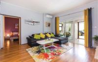 Posedenie v ubytovaní 2 Bedroom Awesome Apartment In Krasica